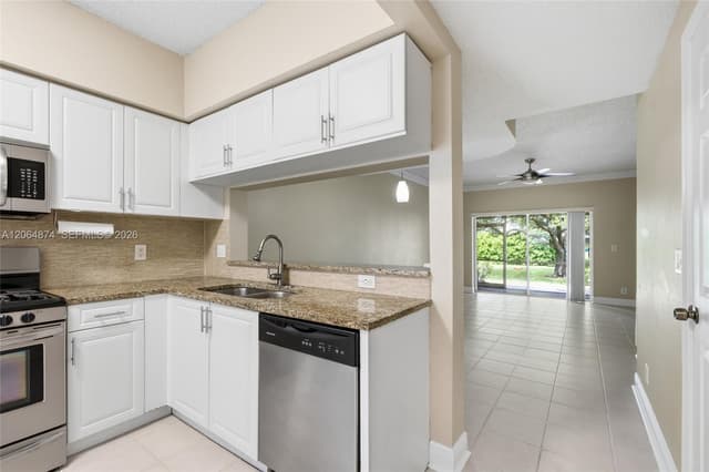 7939 Sanibel Dr, Tamarac FL 33321 - Tamarac, FL - Photo 5