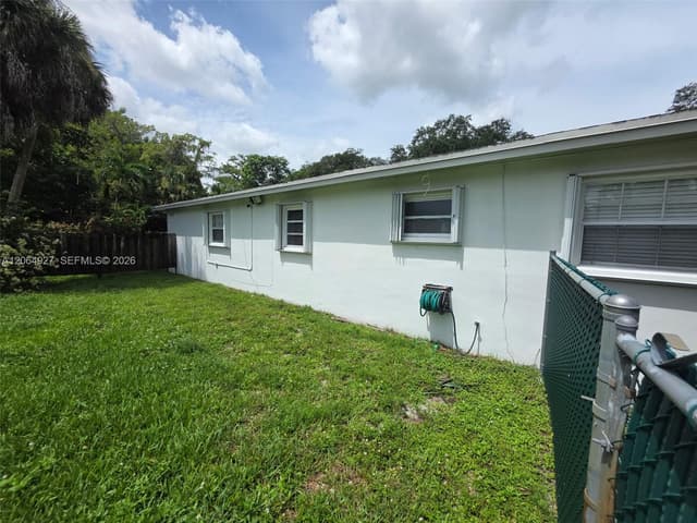 4020 SW 2nd St, Plantation FL 33317 - Plantation, FL - Photo 2
