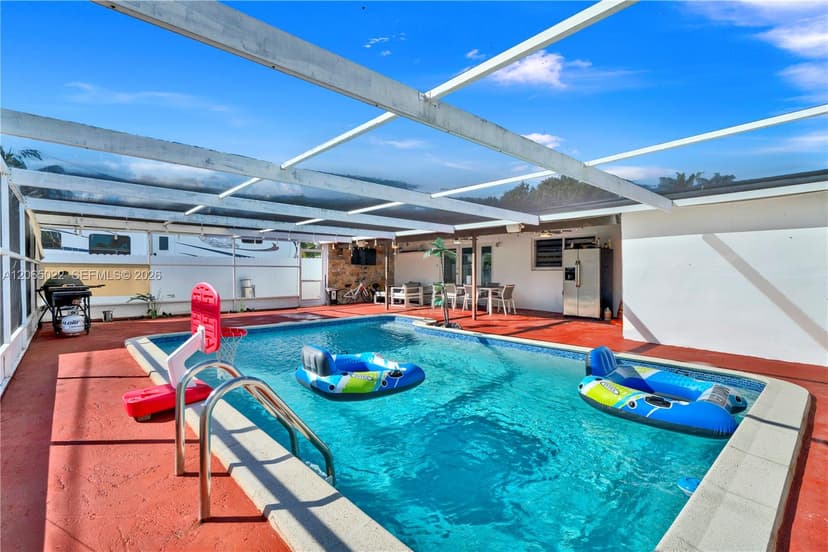 10100 Nicaragua Dr, Cutler Bay FL 33189