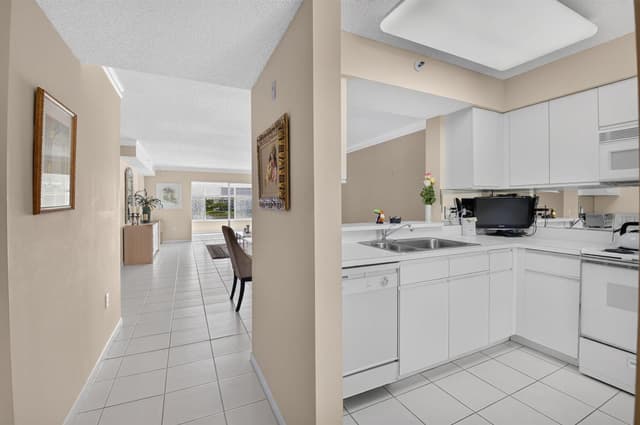 14096 HUNTINGTON POINTE Drive # 309, Delray Beach FL 33484 - Delray Beach, FL - Photo 3