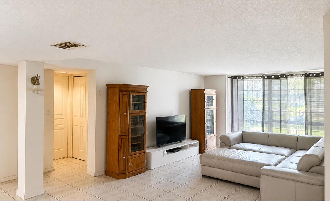 3740 INVERRARY Drive # 1E, Lauderhill FL 33319 - Lauderhill, FL - Photo 1