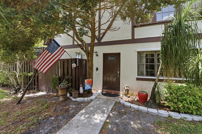 126 WEYBRIDGE Circle # B, Royal Palm Beach FL 33411