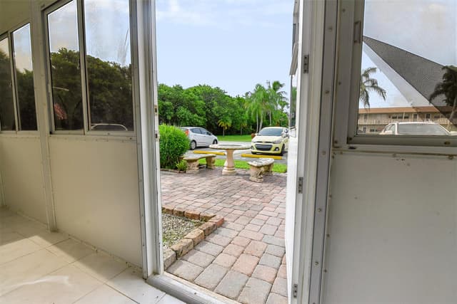 264 Northampton N, West Palm Beach FL 33417 - West Palm Beach, FL - Photo 2