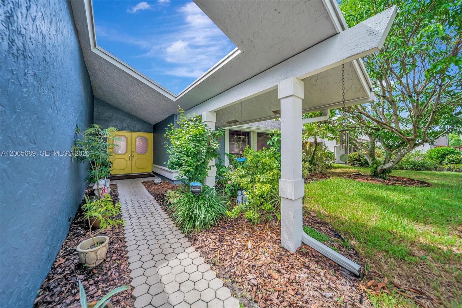 620 E Plantation Cir, Plantation FL 33324