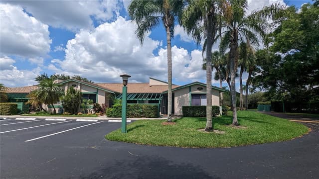 460 Lakeview Dr # 4, Weston FL 33326 - Weston, FL - Photo 2