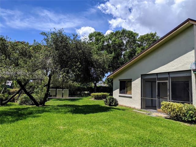 460 Lakeview Dr # 4, Weston FL 33326 - Weston, FL - Photo 3
