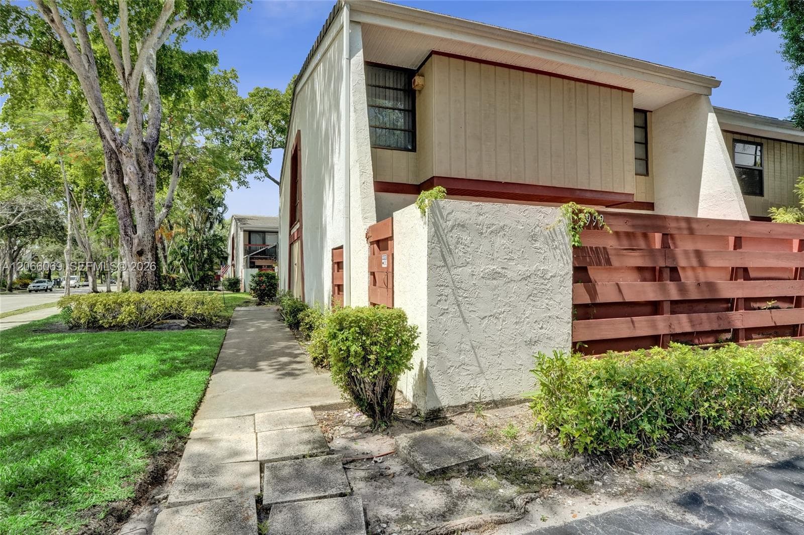 2999 Lakewood Ln, Hollywood FL 33021 - Hollywood, FL - Photo 1
