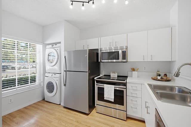 12135 SW 3rd St, Pembroke Pines FL 33025 - Pembroke Pines, FL - Photo 2