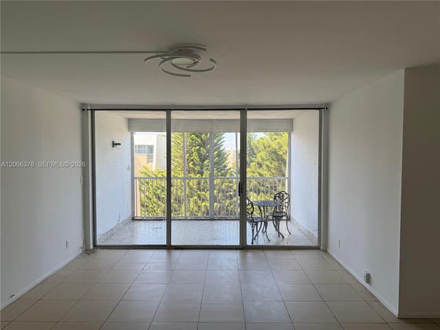 952 NE 199th St # 4K, Miami FL 33179 - Miami, FL - Photo 3