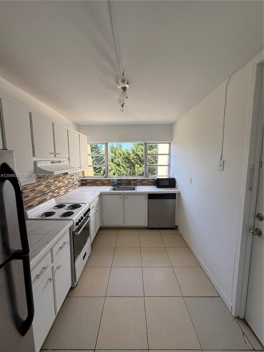 952 NE 199th St # 4K, Miami FL 33179 - Miami, FL - Photo 1