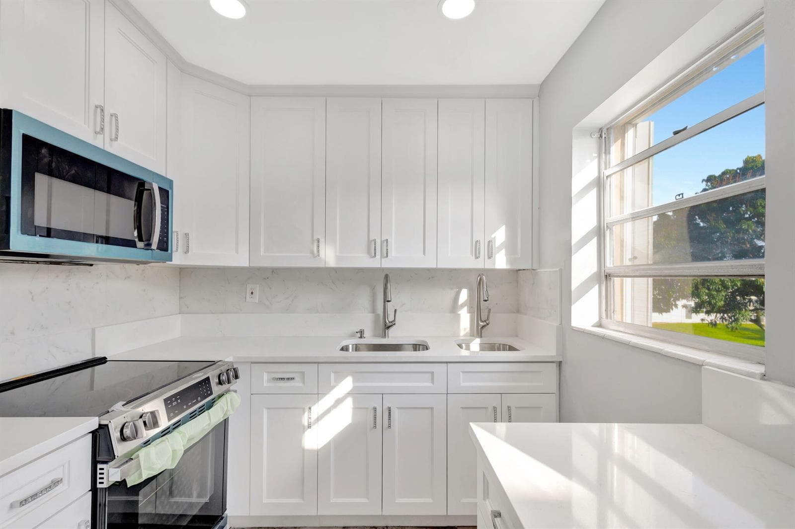 121 BEDFORD E, West Palm Beach FL 33417 - West Palm Beach, FL - Photo 1