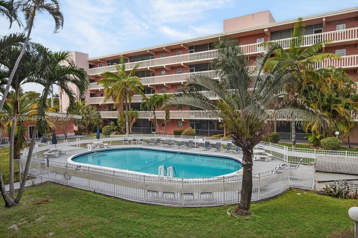 180 NE 12th Ave # 11D, Hallandale Beach FL 33009 - Hallandale Beach, FL - Photo 1
