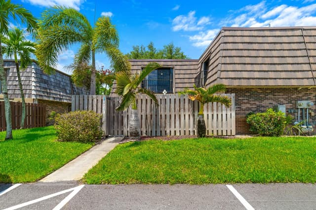 1704 FOREST LAKES Circle # A, West Palm Beach FL 33406 - West Palm Beach, FL - Photo 2
