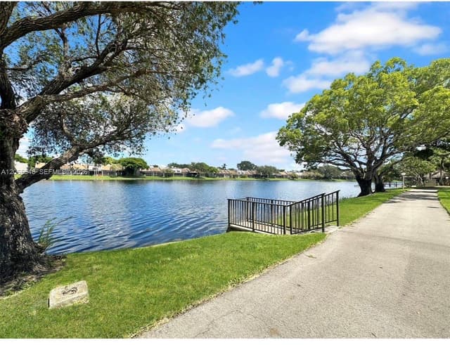 901 Colony Point Cir # 111, Pembroke Pines FL 33026 - Pembroke Pines, FL - Photo 3