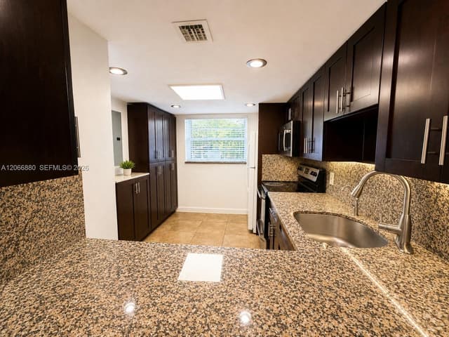 1720 W 75th St, Hialeah FL 33014 - Hialeah, FL - Photo 5