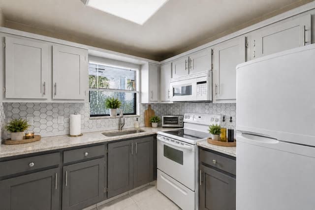 4640 Lucerne Lakes Boulevard W # 404, Lake Worth FL 33467 - Lake Worth, FL - Photo 5