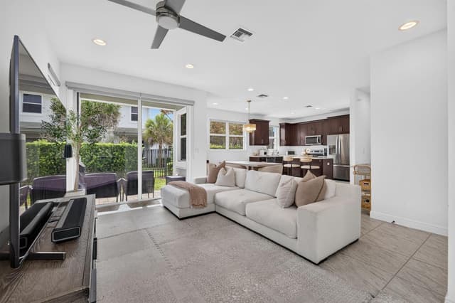 6994 Pines Circle, Coconut Creek FL 33073 - Coconut Creek, FL - Photo 7