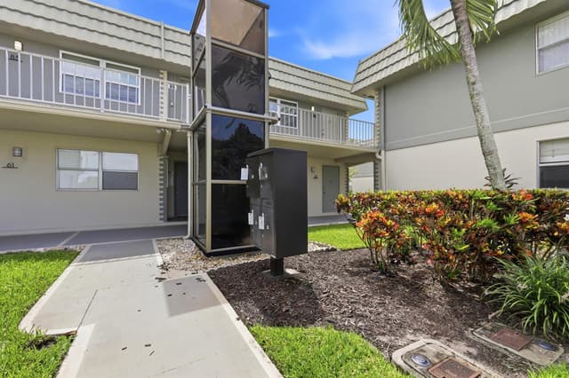 91 FLANDERS B, Delray Beach FL 33484 - Delray Beach, FL - Photo 2