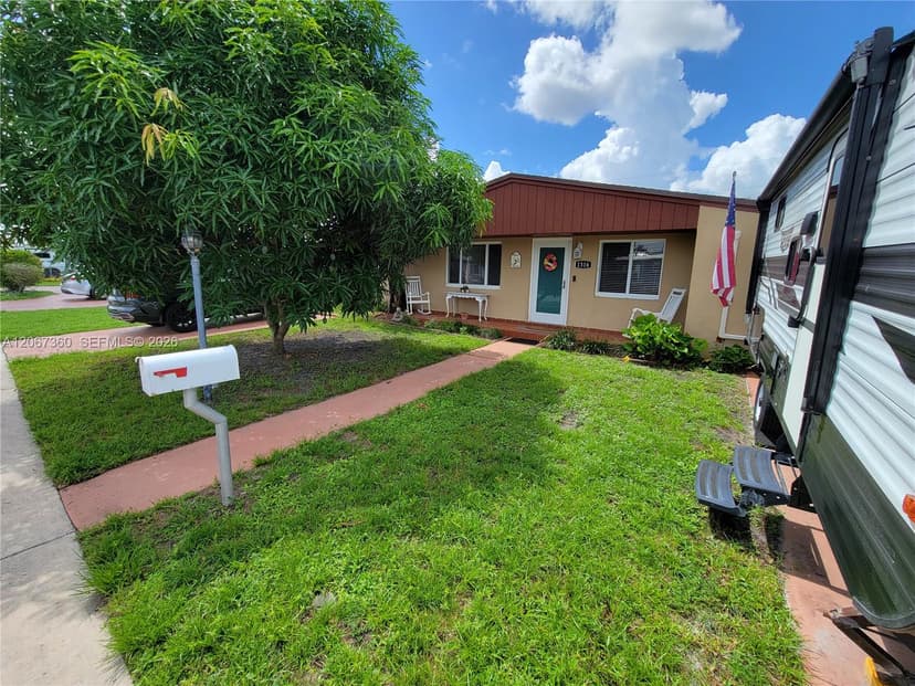 1316 W 61st Pl, Hialeah FL 33012