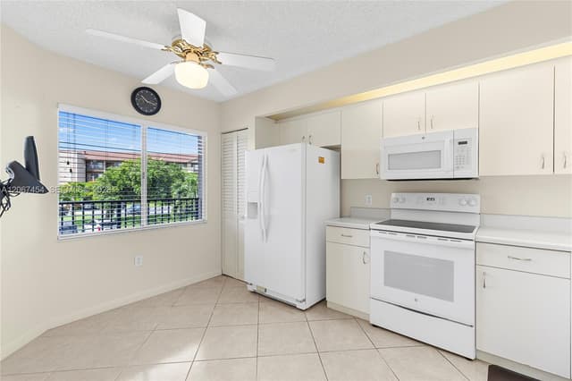 13705 SW 12th St # 208B, Pembroke Pines FL 33027 - Pembroke Pines, FL - Photo 3