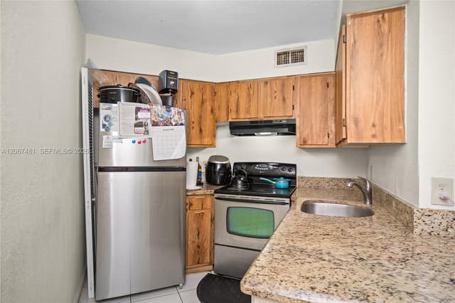213 Lake Pointe Dr # 203, Oakland Park FL 33309 - Oakland Park, FL - Photo 2