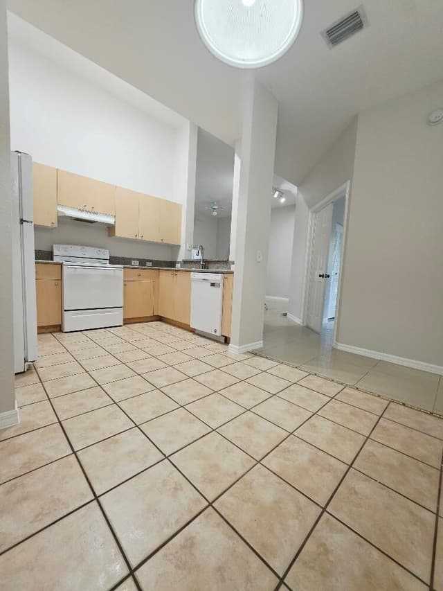 260 Crestwood Circle # 102, Royal Palm Beach FL 33411 - Royal Palm Beach, FL - Photo 4