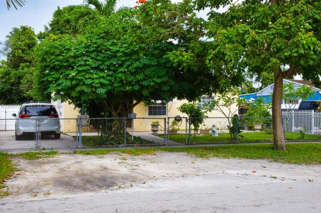 371 W 47th St, Hialeah FL 33012 - Hialeah, FL - Photo 3