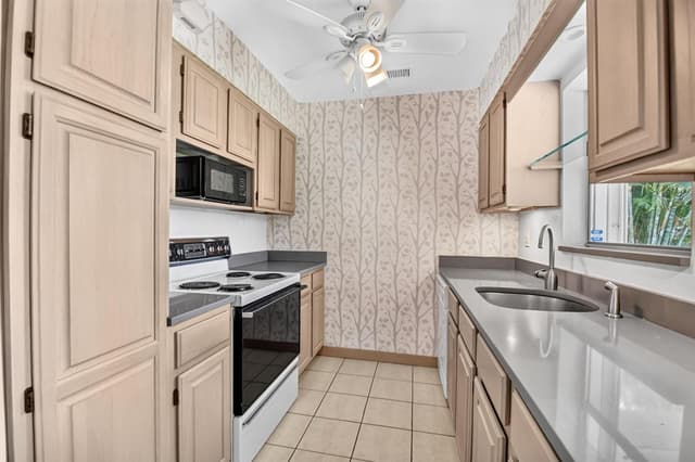 129 GREENBRIER Drive, Palm Springs FL 33461 - Palm Springs, FL - Photo 7
