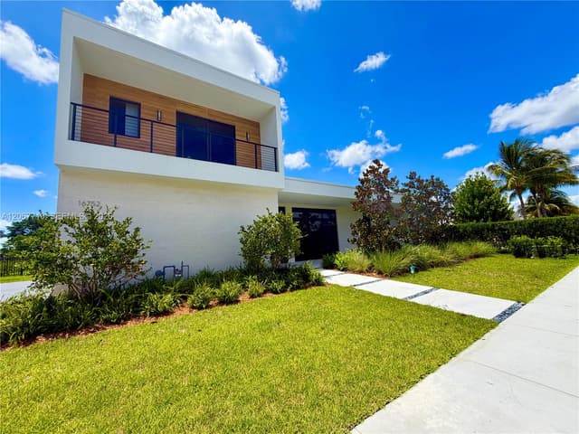 16752 S Botaniko Dr S, Weston FL 33326 - Weston, FL - Photo 2