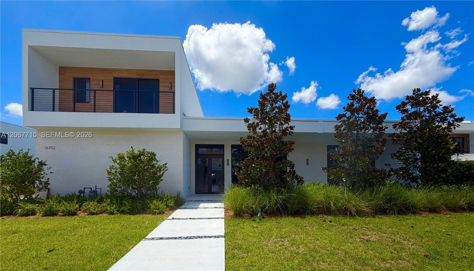 16752 S Botaniko Dr S, Weston FL 33326 - Weston, FL - Photo 1