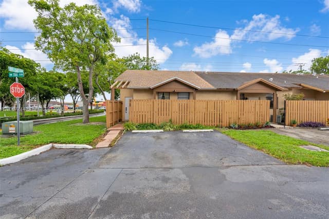 6760 NW 186th Ter, Hialeah FL 33015 - Hialeah, FL - Photo 2