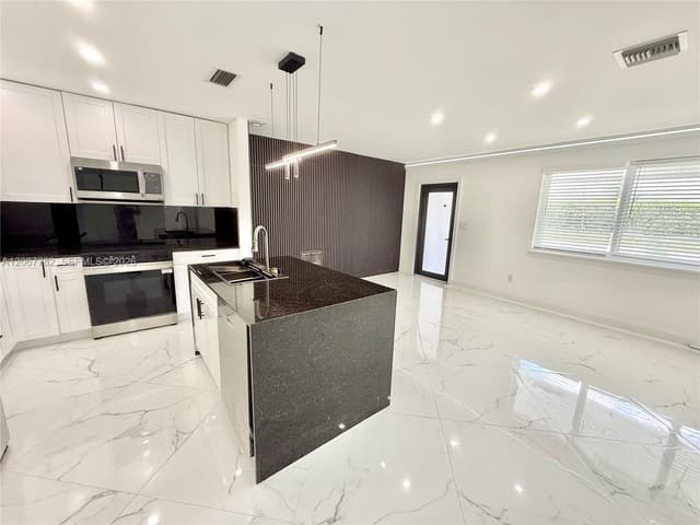 8600 Taft St, Pembroke Pines FL 33024 - Pembroke Pines, FL - Photo 2