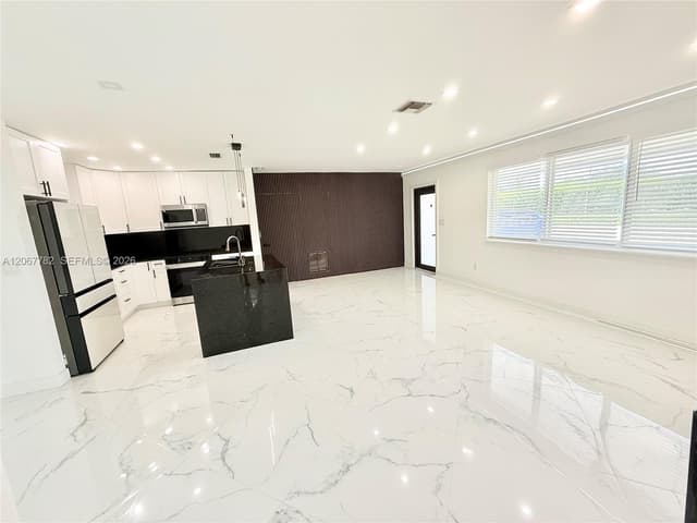 8600 Taft St, Pembroke Pines FL 33024 - Pembroke Pines, FL - Photo 5
