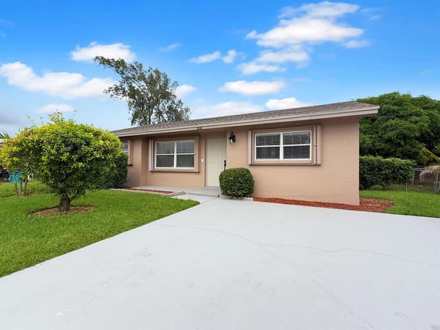 2030 NE 1st Lane, Boynton Beach FL 33435 - Boynton Beach, FL - Photo 2