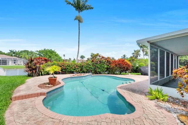 2325 NW 186th Avenue, Pembroke Pines FL 33029 - Pembroke Pines, FL - Photo 2
