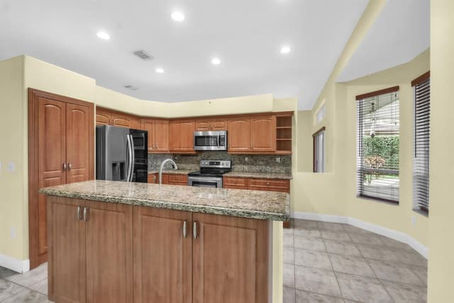 2325 NW 186th Avenue, Pembroke Pines FL 33029 - Pembroke Pines, FL - Photo 5
