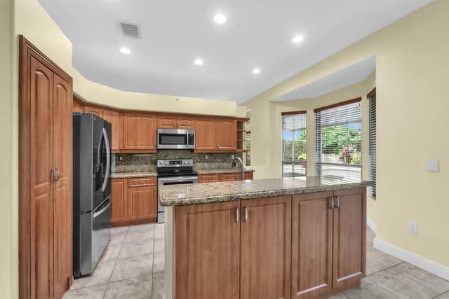 2325 NW 186th Avenue, Pembroke Pines FL 33029 - Pembroke Pines, FL - Photo 4