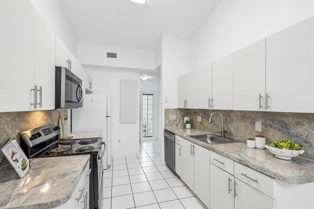 980 NE 212th Terrace # 01, Miami FL 33179 - Miami, FL - Photo 3