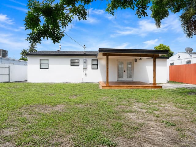 2013 Longwood Road, West Palm Beach FL 33409 - West Palm Beach, FL - Photo 3