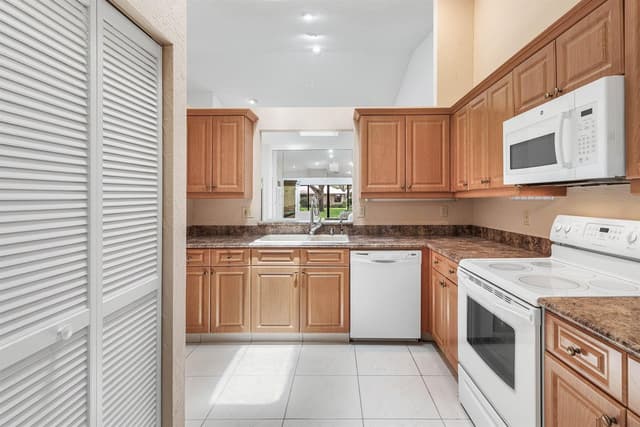 8271 SUN LAKE Drive, Boca Raton FL 33496 - Boca Raton, FL - Photo 6