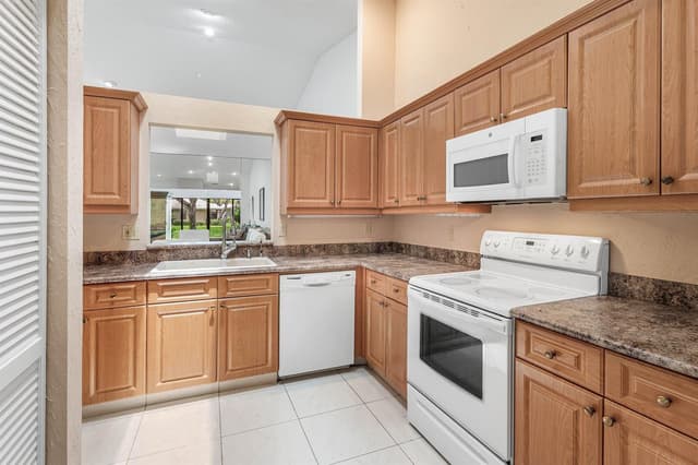 8271 SUN LAKE Drive, Boca Raton FL 33496 - Boca Raton, FL - Photo 4
