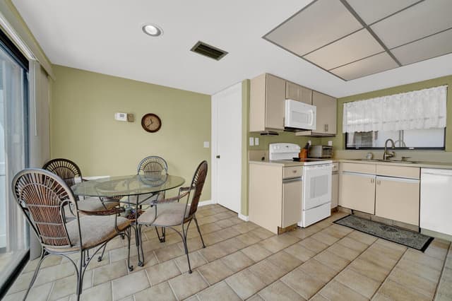 5569 Lakeview Mews Drive, Boynton Beach FL 33437 - Boynton Beach, FL - Photo 4