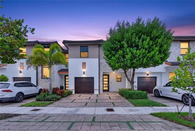 15488 NW 91st Ct, Miami Lakes FL 33018 - Miami Lakes, FL - Photo 2