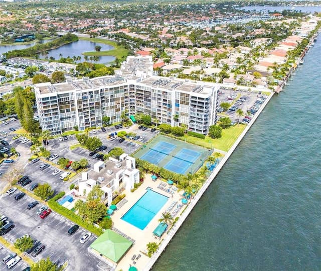 1000 Parkview Dr # 825, Hallandale Beach FL 33009 - Hallandale Beach, FL - Photo 4