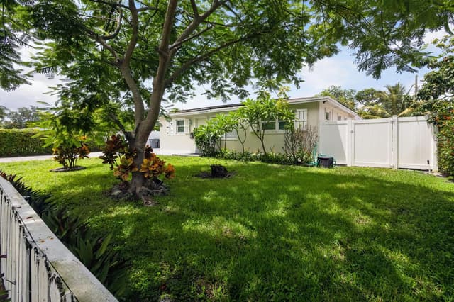 813 Date Palm Drive, Lake Park FL 33403 - Lake Park, FL - Photo 3