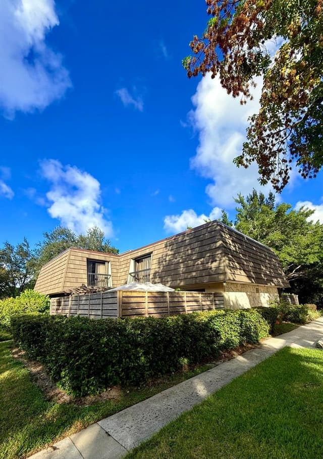 903 9TH Terrace, Palm Beach Gardens FL 33418 - Palm Beach Gardens, FL - Photo 2