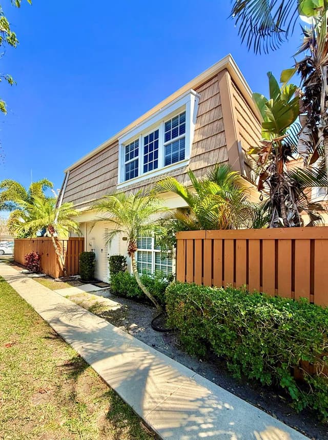 11584 WINCHESTER Drive, Palm Beach Gardens FL 33410 - Palm Beach Gardens, FL - Photo 2