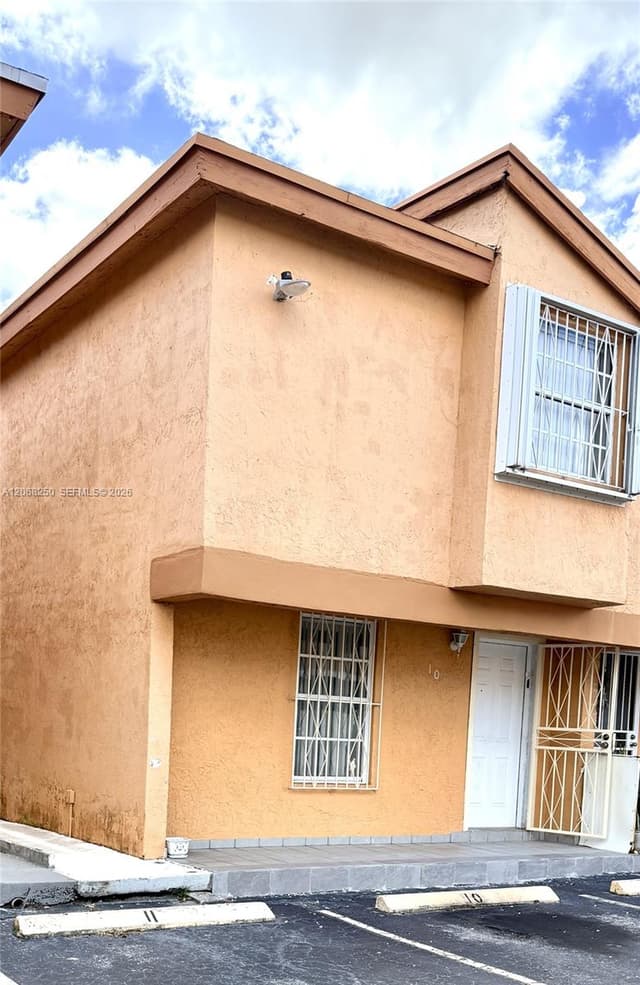 1701 W 42nd Pl # 10, Hialeah FL 33012 - Hialeah, FL - Photo 2