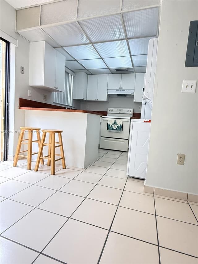 1701 W 42nd Pl # 10, Hialeah FL 33012 - Hialeah, FL - Photo 3