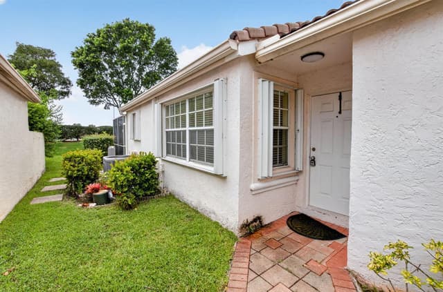 7666 Rockport Circle, Lake Worth FL 33467 - Lake Worth, FL - Photo 2